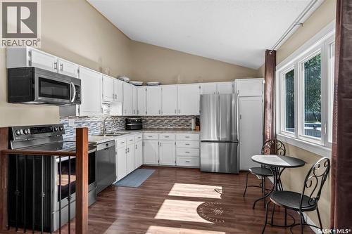 178 Neatby Crescent, Saskatoon, SK - Indoor Photo Showing Kitchen