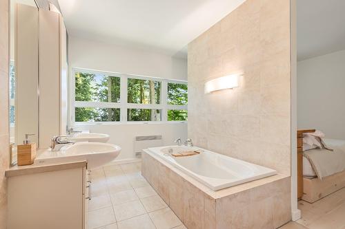 Salle de bains attenante à la CCP - 251 Ch. De Bondville, Lac-Brome, QC - Indoor Photo Showing Bathroom