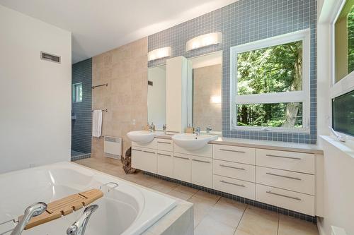 Salle de bains attenante à la CCP - 251 Ch. De Bondville, Lac-Brome, QC - Indoor Photo Showing Bathroom
