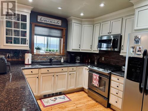 8 West Bottom North Road, West Bottom-Springdale, NL - Indoor Photo Showing Kitchen With Double Sink