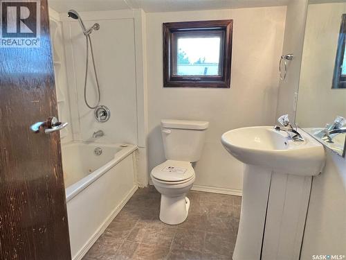 211 2Nd Avenue S, Melfort, SK - Indoor Photo Showing Bathroom