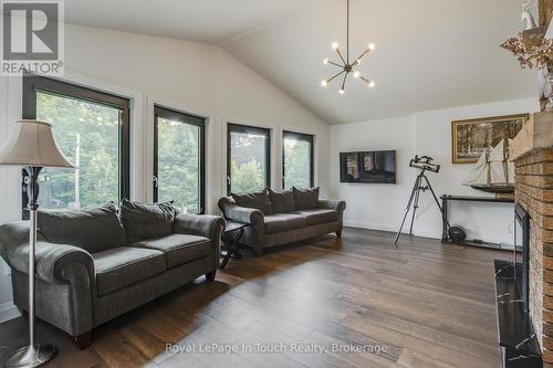 26 Glen Cedar Drive, Tiny, ON - Indoor Photo Showing Living Room