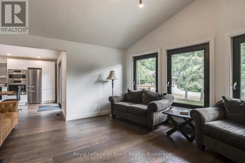 26 Glen Cedar Drive, Tiny, ON - Indoor Photo Showing Living Room