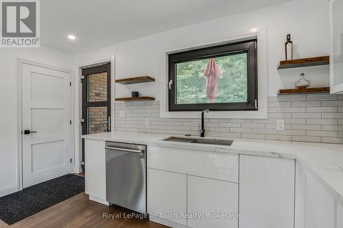 26 Glen Cedar Drive, Tiny, ON - Indoor Photo Showing Kitchen