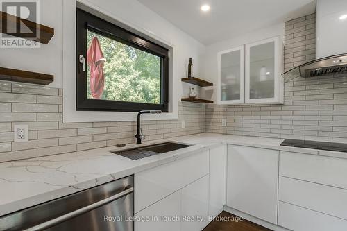 26 Glen Cedar Drive, Tiny, ON - Indoor Photo Showing Kitchen