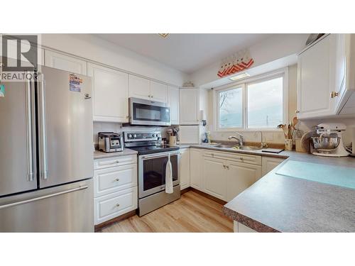 20 Finch Crescent, Osoyoos, BC - Indoor Photo Showing Kitchen With Double Sink