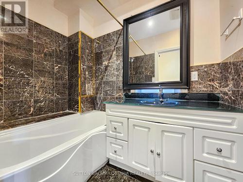 Full bathroom - 139 Eccles Street, Ottawa, ON - Indoor