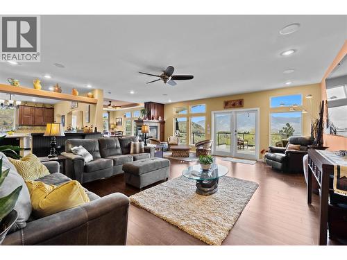 7629 Barnhartvale Road, Kamloops, BC - Indoor Photo Showing Living Room