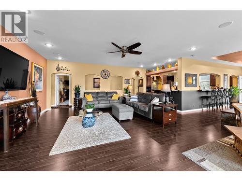 7629 Barnhartvale Road, Kamloops, BC - Indoor Photo Showing Living Room