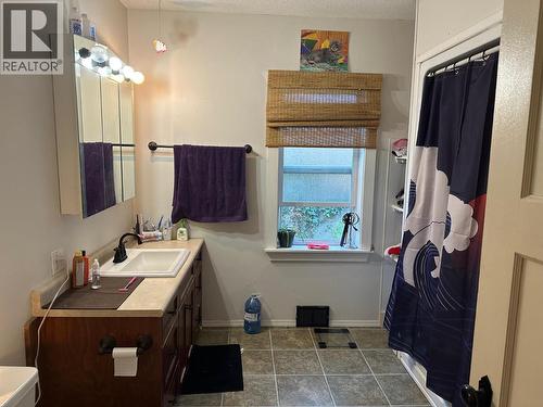 609 Second Street, Nelson, BC - Indoor Photo Showing Bathroom
