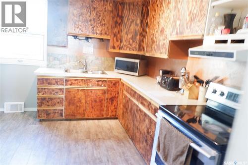 305 1St Street E, Mossbank, SK - Indoor Photo Showing Kitchen With Double Sink