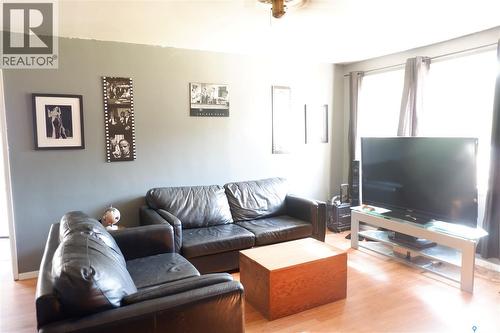 305 1St Street E, Mossbank, SK - Indoor Photo Showing Living Room