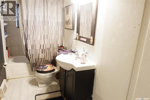 305 1St Street E, Mossbank, SK - Indoor Photo Showing Bathroom