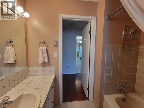 604 11Th Avenue, Keremeos, BC - Indoor Photo Showing Bathroom