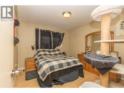 1120 Shuswap Street Se, Salmon Arm, BC - Indoor Photo Showing Living Room