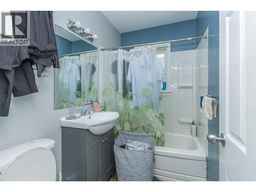 1120 Shuswap Street Se, Salmon Arm, BC - Indoor Photo Showing Bathroom