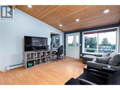 1215 12Th Street S, Cranbrook, BC - Indoor Photo Showing Living Room