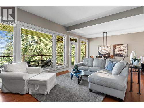 140 Mashie Crescent, Vernon, BC - Indoor Photo Showing Living Room
