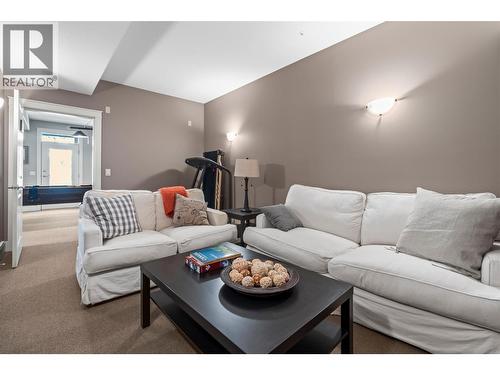 140 Mashie Crescent, Vernon, BC - Indoor Photo Showing Living Room