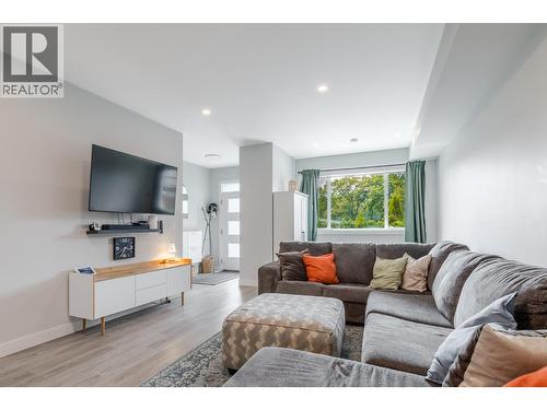 253 Norton Street Unit# 109, Penticton, BC - Indoor Photo Showing Living Room