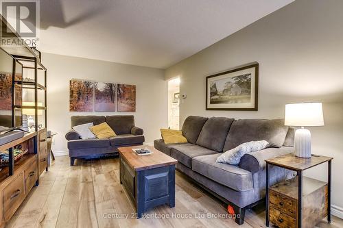 6 - 395 Springbank Avenue N, Woodstock (Woodstock - North), ON - Indoor Photo Showing Living Room