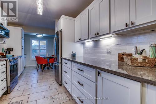 6 - 395 Springbank Avenue N, Woodstock (Woodstock - North), ON - Indoor Photo Showing Kitchen