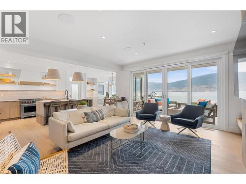 15419 Lakeshore Drive N Unit# 10, Summerland, BC - Indoor Photo Showing Living Room