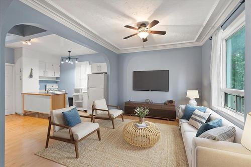 694 Valour Road, Winnipeg, MB - Indoor Photo Showing Living Room
