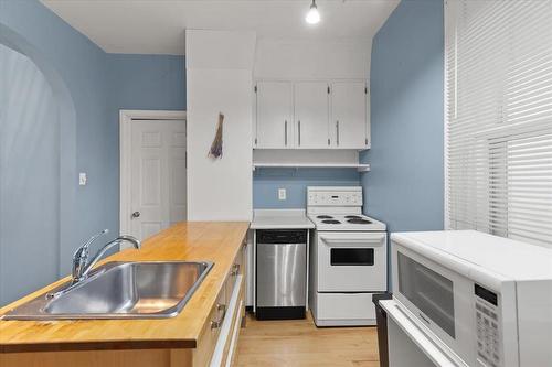 694 Valour Road, Winnipeg, MB - Indoor Photo Showing Kitchen