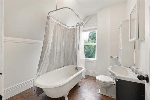 694 Valour Road, Winnipeg, MB - Indoor Photo Showing Bathroom