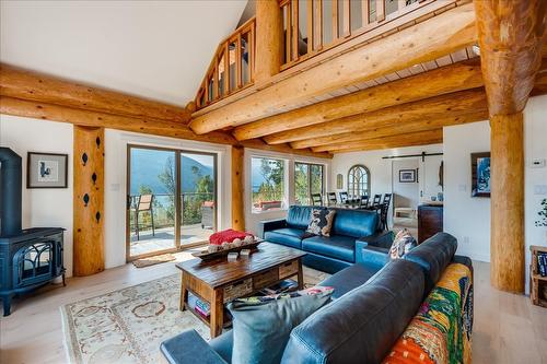 3135 Keniris Road, Nelson, BC - Indoor Photo Showing Living Room