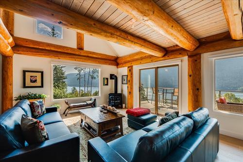 3135 Keniris Road, Nelson, BC - Indoor Photo Showing Living Room