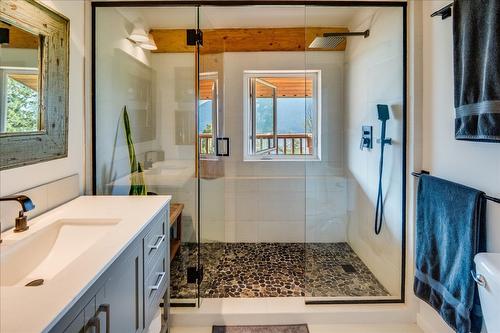3135 Keniris Road, Nelson, BC - Indoor Photo Showing Bathroom