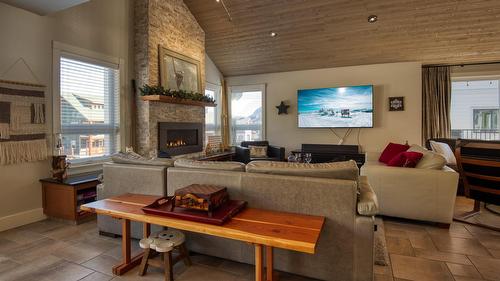 152 Clearview Crescent, Apex Mountain, BC - Indoor Photo Showing Living Room With Fireplace