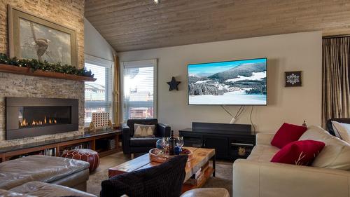 152 Clearview Crescent, Apex Mountain, BC - Indoor Photo Showing Living Room With Fireplace