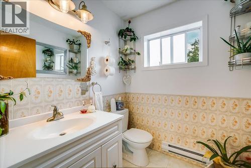 801 Houston Street, Nelson, BC - Indoor Photo Showing Bathroom