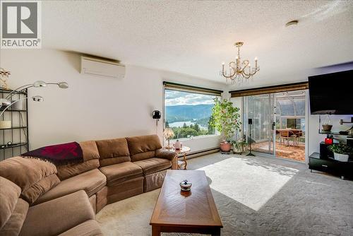 801 Houston Street, Nelson, BC - Indoor Photo Showing Living Room