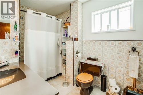 801 Houston Street, Nelson, BC - Indoor Photo Showing Bathroom
