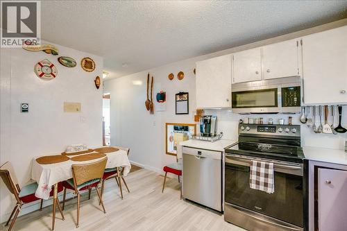 801 Houston Street, Nelson, BC - Indoor Photo Showing Kitchen