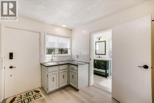 801 Houston Street, Nelson, BC - Indoor Photo Showing Kitchen