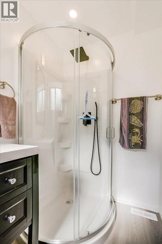 801 Houston Street, Nelson, BC - Indoor Photo Showing Bathroom