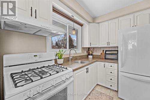 111 Leitch Drive, Grimsby, ON - Indoor Photo Showing Kitchen