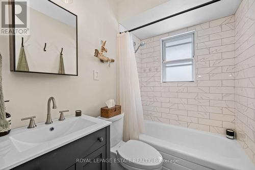 111 Leitch Drive, Grimsby, ON - Indoor Photo Showing Bathroom
