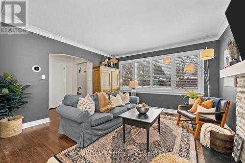 111 Leitch Drive, Grimsby, ON - Indoor Photo Showing Living Room