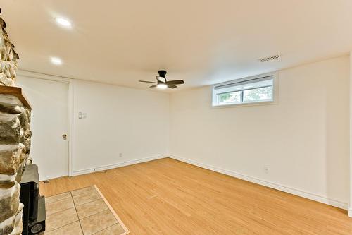 Salon - 31Z  - 31Az Route 141, Coaticook, QC - Indoor