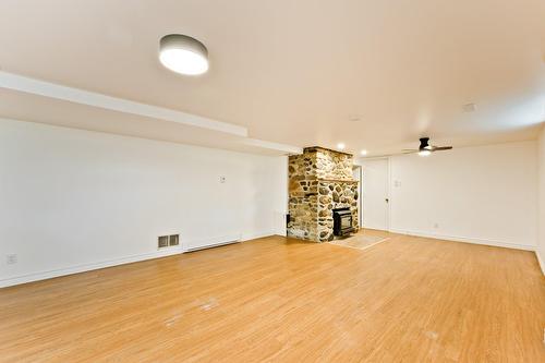 Salon - 31Z  - 31Az Route 141, Coaticook, QC - Indoor