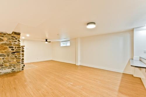 Salon - 31Z  - 31Az Route 141, Coaticook, QC - Indoor