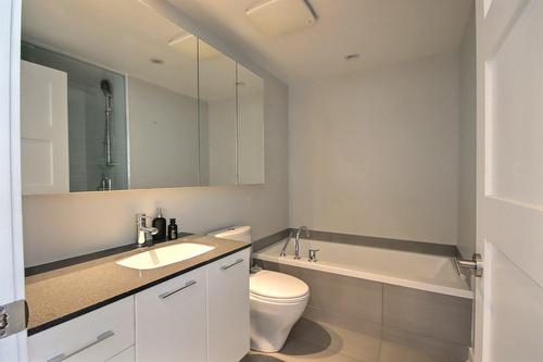 Bathroom - 2004-299 Rue De La Rotonde, Montréal (Verdun/Île-Des-Soeurs), QC - Indoor Photo Showing Bathroom