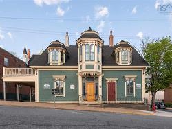 28 King Street  Lunenburg, NS B0J 2C0