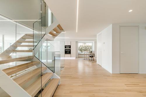 Staircase - 21 Cours East Gables, Beaconsfield, QC - Indoor Photo Showing Other Room
